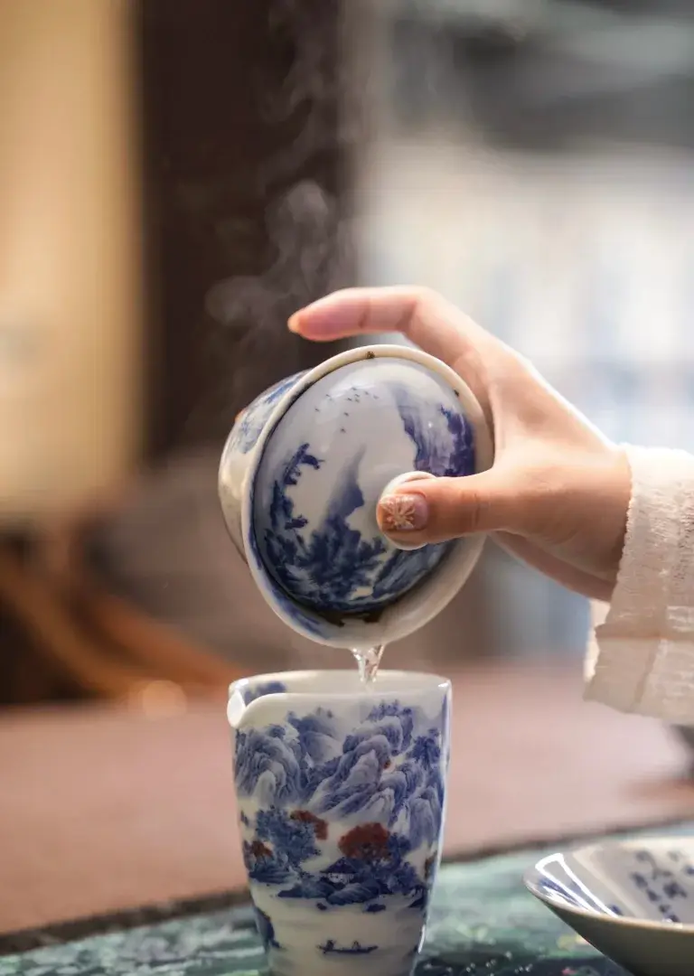 Blue and white landscape gaiwan pouring tea, hand-painted Chinese porcelain teaware for beginners