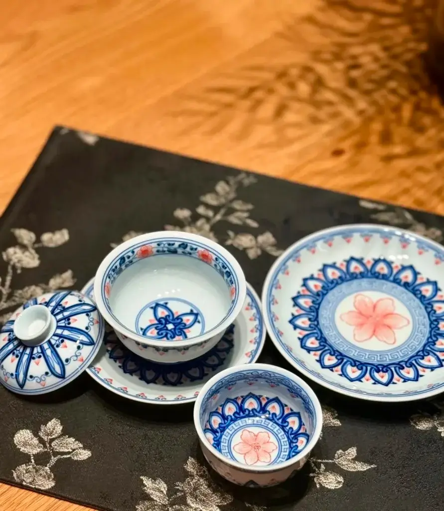 Hand-painted blue and white high-quality Chinese porcelain tea set with floral patterns