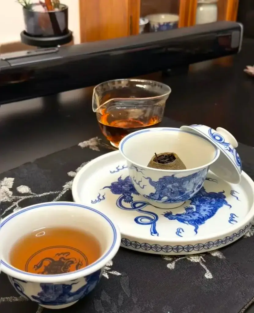 Jingdezhen blue and white porcelain tea set with gaiwan and teacup